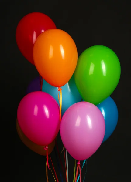 Ballons colorés sur fond noir gros plan — Photo
