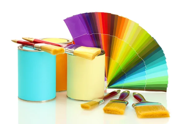 Latas de estanho com tinta, pincéis e paleta brilhante de cores isoladas em branco — Fotografia de Stock