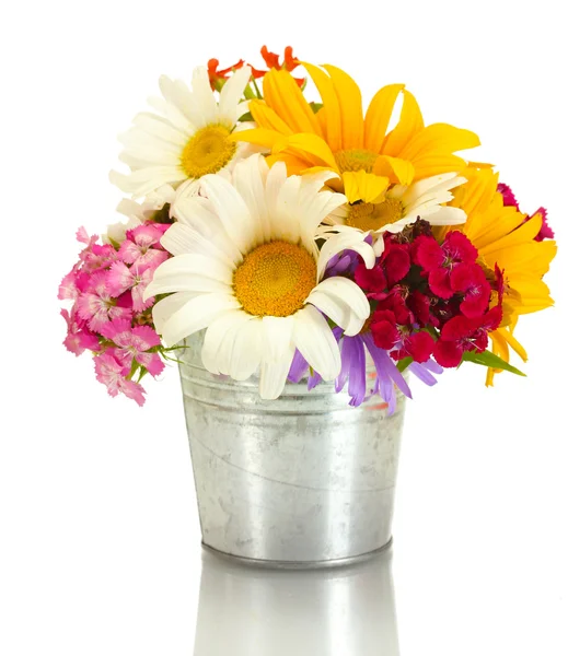 Hermoso ramo de flores silvestres brillantes en cubo, aislado en blanco — Foto de Stock