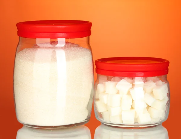 Frascos com açúcar de caroço branco e açúcar cristalino branco isolados em branco — Fotografia de Stock