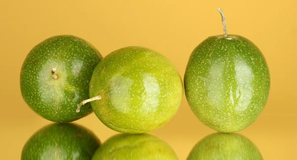 Fruit de la passion vert sur fond jaune gros plan — Photo