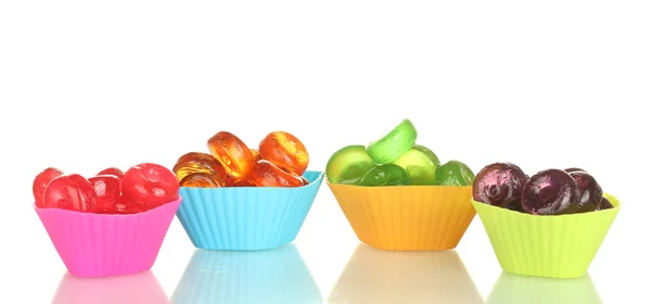 Smakelijke kleurrijke snoepjes geïsoleerd op witte achtergrond — Stockfoto