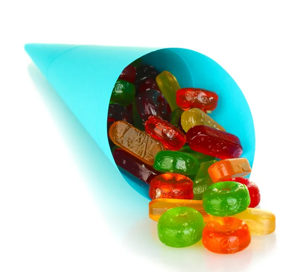 Smakelijke kleurrijke snoepjes in heldere zak geïsoleerd op wit — Stockfoto