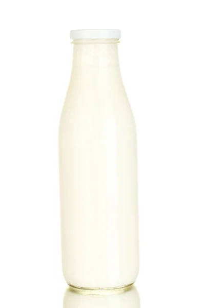 Botella de leche aislada sobre fondo blanco de cerca —  Fotos de Stock