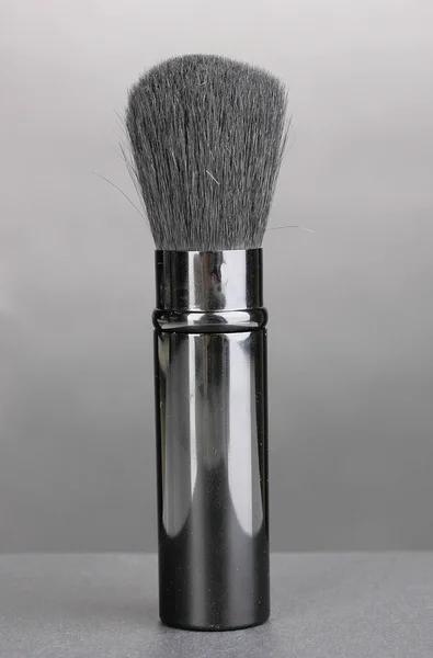 Cepillo cosmético sobre fondo gris —  Fotos de Stock