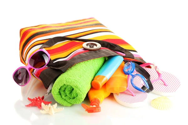 Sac de plage avec accessoires de plage, isolé sur blanc — Photo