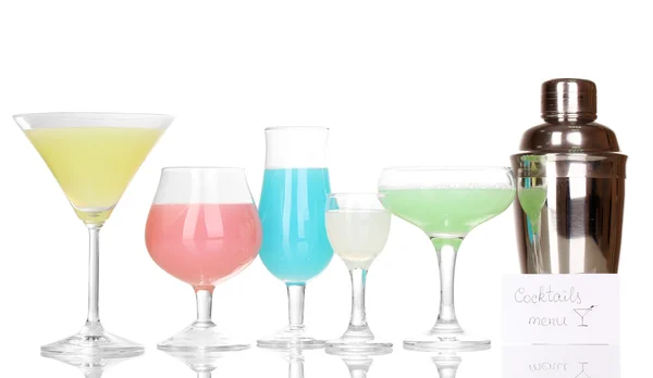 Cocktails savoureux isolés sur blanc — Photo