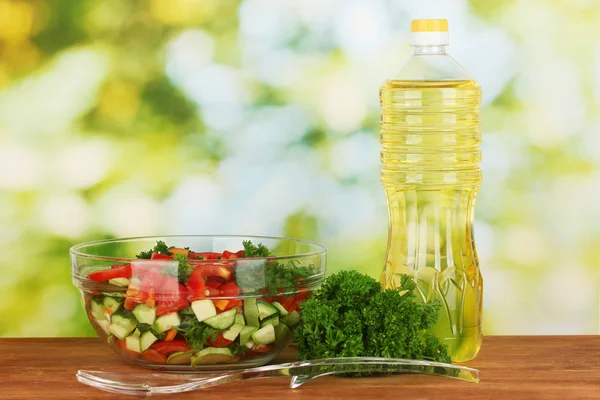 Ensalada fresca y aceite sobre fondo verde —  Fotos de Stock