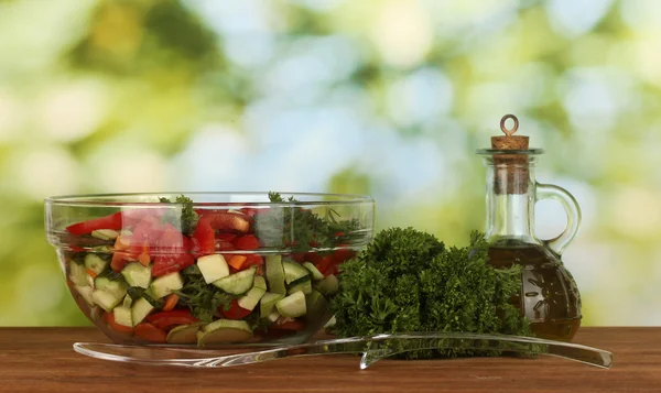 Salada fresca e óleo sobre fundo verde — Fotografia de Stock