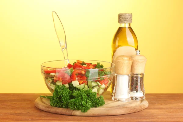 Frischer Salat und Öl auf grünem Hintergrund — Stockfoto