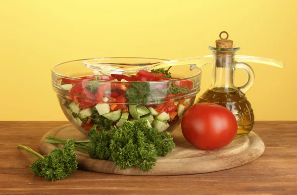 Frischer Salat und Öl auf grünem Hintergrund — Stockfoto