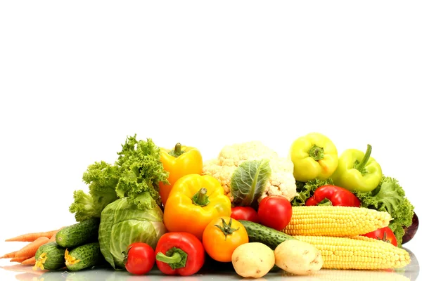 Verduras frescas aisladas en blanco — Foto de Stock