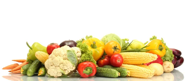 Verduras frescas aisladas en blanco —  Fotos de Stock