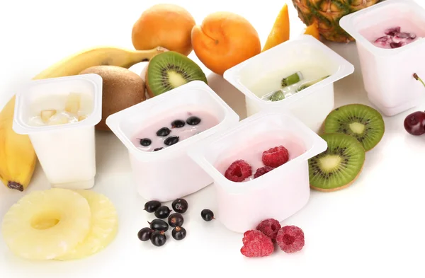 Yogourt aux fruits et baies isolés sur blanc — Photo