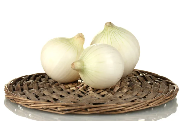 Cebolla blanca sobre estera de mimbre aislada sobre fondo blanco — Foto de Stock