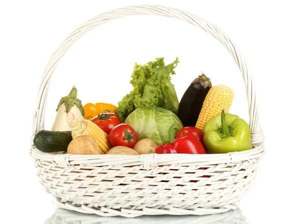 Verduras frescas en canasta blanca aisladas sobre blanco — Foto de Stock