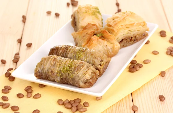 Baklava dulce en plato sobre fondo de madera — Foto de Stock