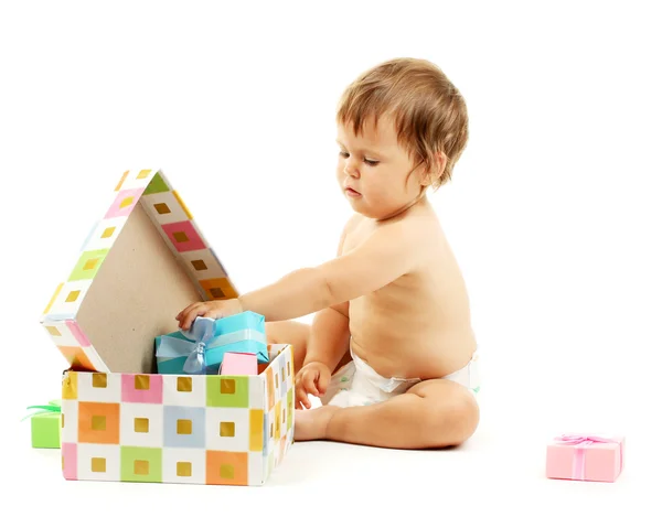 Lindo bebé y caja de regalo aislado en blanco — Foto de Stock