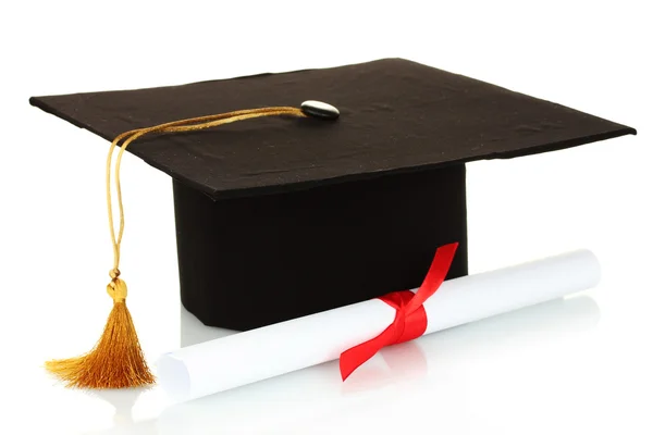 Cappello laureato e diploma isolato su bianco — Foto Stock