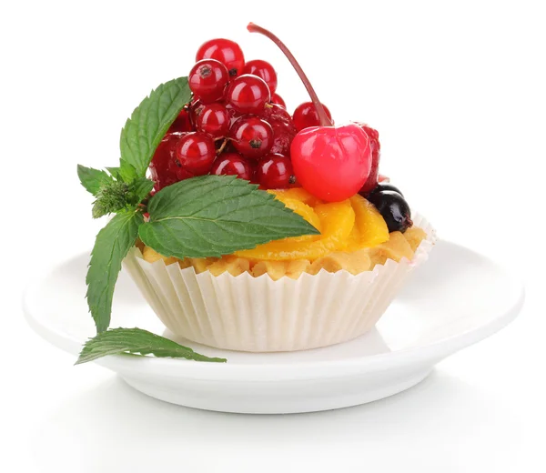 Dulcet kage med frugt og bær isoleret på hvid - Stock-foto