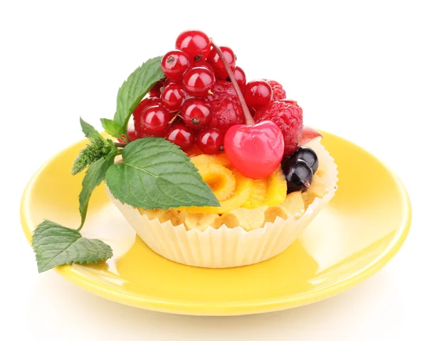 Bolo Dulcet com frutas e bagas isoladas em branco — Fotografia de Stock