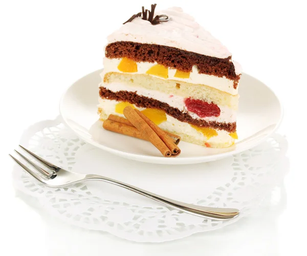 Katmanlı meyveli kek üzerine beyaz izole — Stok fotoğraf