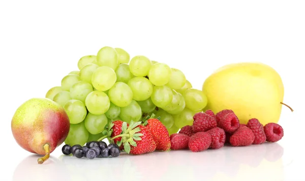 Mezcla de frutas dulces maduras y bayas aisladas en blanco — Foto de Stock