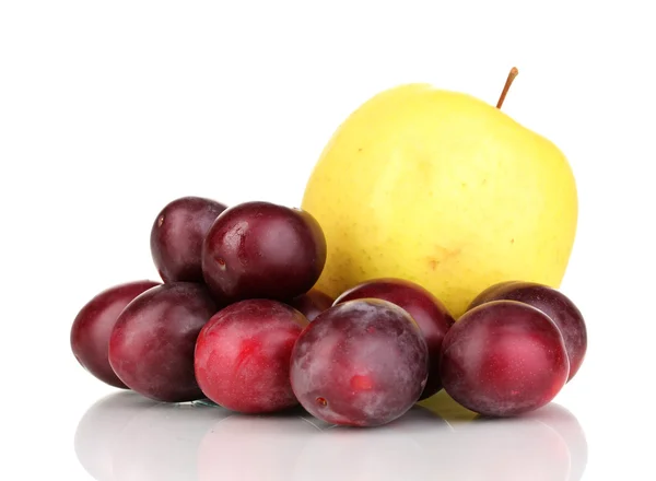 Pomme douce mûre et prunes isolées sur blanc — Photo