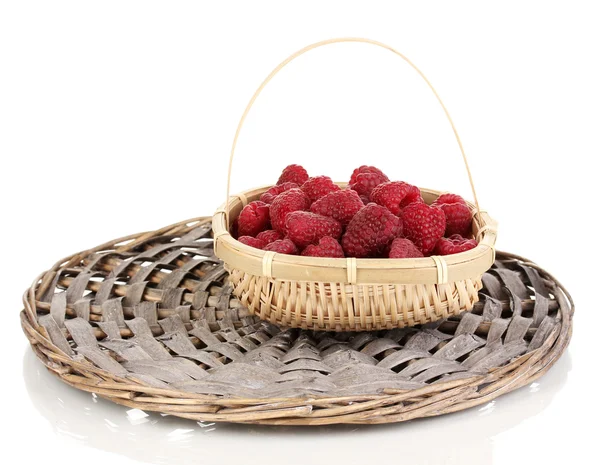 Frambuesas maduras en cesta aislada en blanco — Foto de Stock