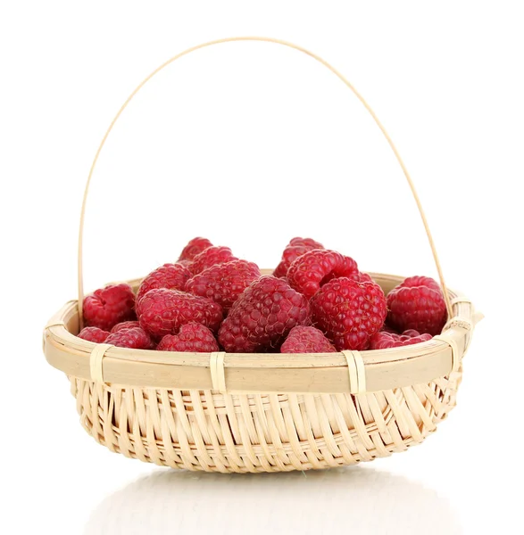 成熟树莓在篮子上白色隔离 — 图库照片