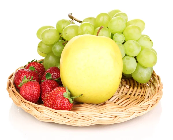 Fruits doux mûrs et baies sur tapis d'osier isolé sur blanc — Photo