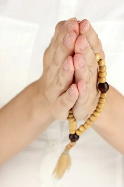 Manos en oración con crucifijo de cerca — Foto de Stock