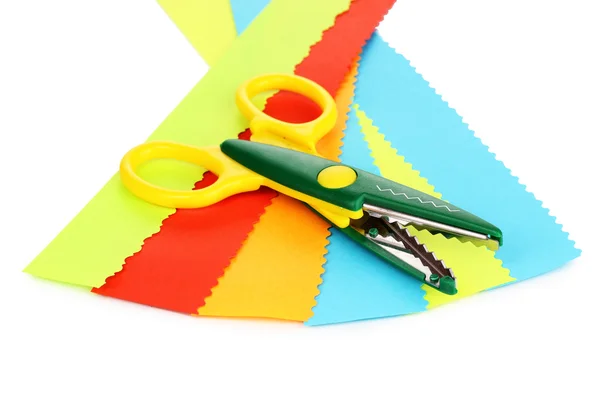 Kolorowe nożyce zygzak z papieru kolor na białym tle — Zdjęcie stockowe