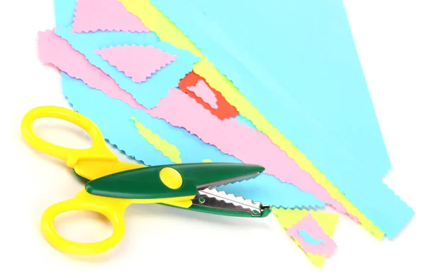 Forbici a zig-zag colorate con carta a colori isolata su bianco — Foto Stock