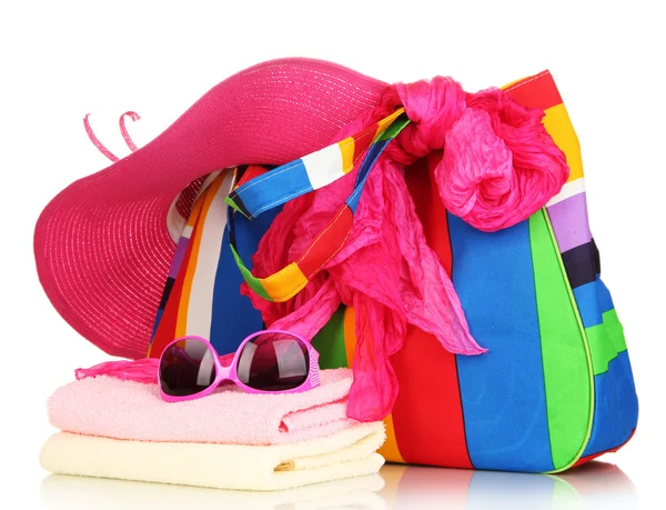 Strandtasche mit Zubehör isoliert auf weiß — Stockfoto