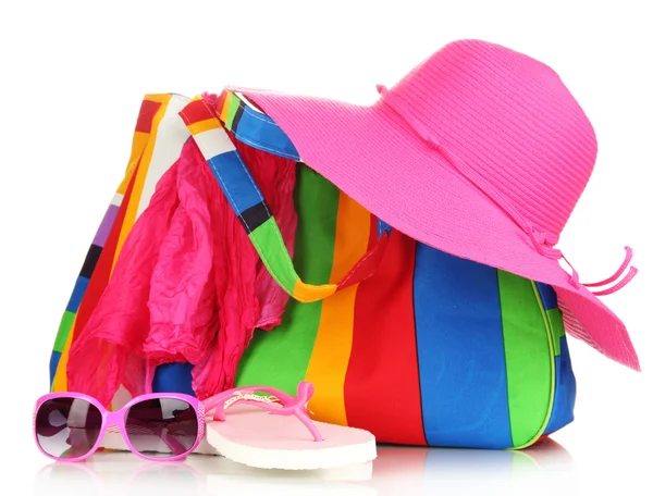 Sac de plage avec accessoires isolés sur blanc — Photo