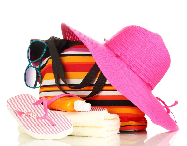 Borsa da spiaggia con accessori isolati su bianco — Foto Stock