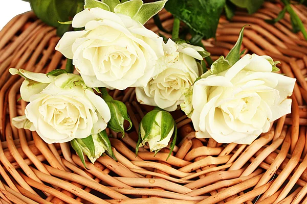 Schöne weiße Rosen auf Weidenmatte in Nahaufnahme — Stockfoto