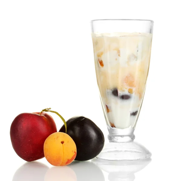 Milkshake με φρούτα που απομονώνονται σε λευκό close-up — Φωτογραφία Αρχείου