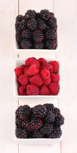 成熟莓和木桌上荆棘 — 图库照片