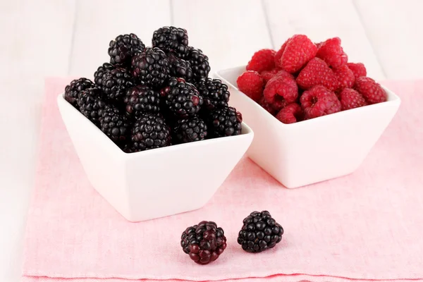 Reife Himbeeren und Brombeeren auf Holztisch — Stockfoto