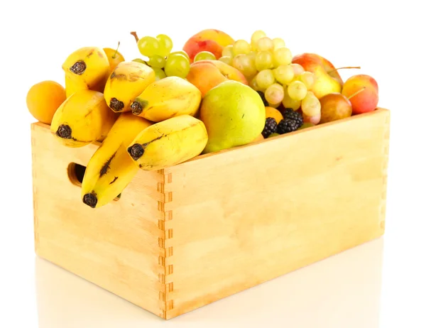Stilleben av frukt i en låda isolerad på vitt — Stockfoto
