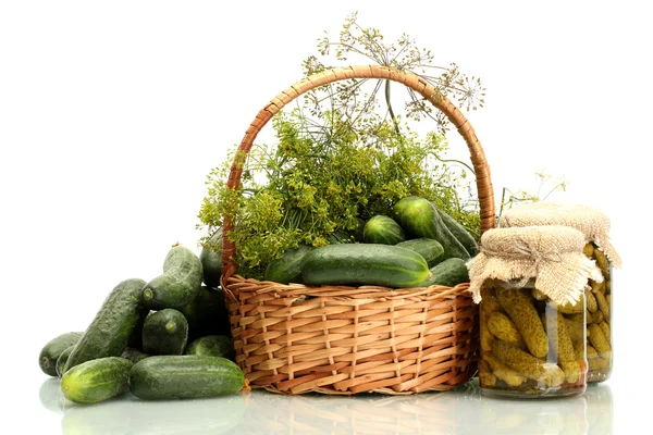 Concombres frais, cornichons et aneth dans le panier isolé sur blanc — Photo