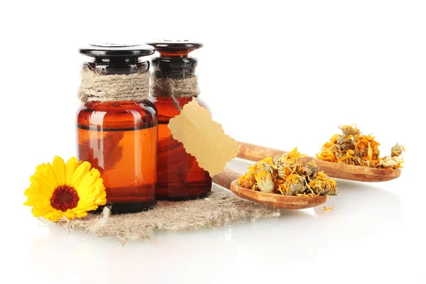 Flaconi di medicinali e calendula, isolati su bianco — Foto Stock