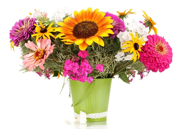 Mooi boeket van heldere bloemen in emmer geïsoleerd op wit — Stockfoto