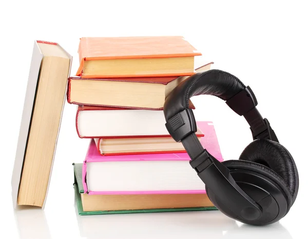 Auriculares en libros aislados en blanco — Foto de Stock