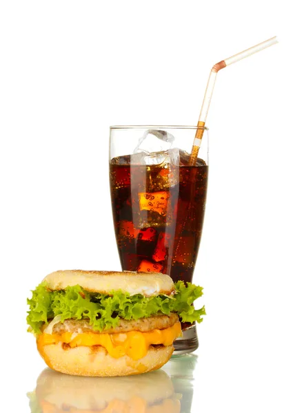 Gustoso panino e bicchiere con cola, isolato su bianco — Foto Stock