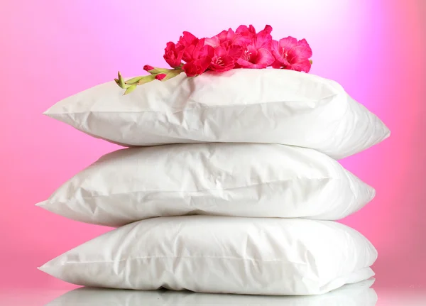 Pillows and flower, on pink background — Stock Photo, Image