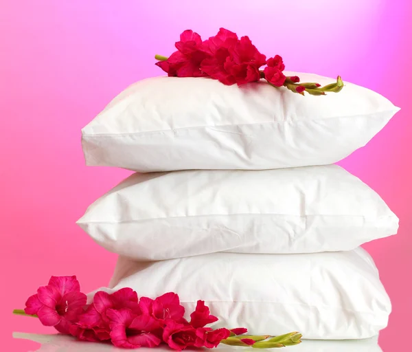 Pillows and flower, on pink background — Stock Photo, Image