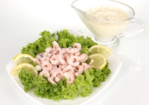Вкусные маринованные креветки в тарелке изолированы на белом — стоковое фото